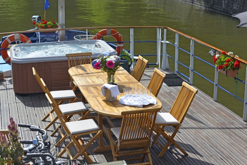 Cubierta exterior de la barcaza "Le Panache" CRUCEROS FLUVIALES CANALES DE FRANCIA LA PANACHE CRUCEROS FLUVIALES DE LUJO CANAL DE LA MARNE AU RHIN LE PANACHE
